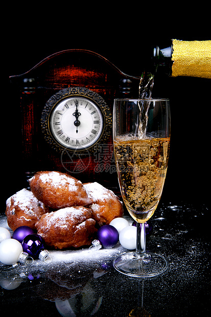在新年除夕泼香槟糖果新年饮料古董食物玻璃传统派对净化图片