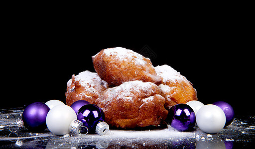 荷兰奥利伯伦和圣诞球的皮囊食物派对传统粉状新年紫色图片