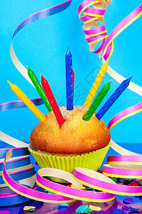生日蛋糕 有很多蜡烛甜点面包生日派对糖果食物蛋糕蓝色飘带纸屑图片