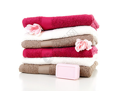 彩色毛巾和肥皂浴室洗涤红色棕色粉色洗衣店花朵折叠图片