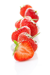 紧接的新鲜草莓一行浆果红色甜点饮食叶子宏观果味种子茶点食物图片