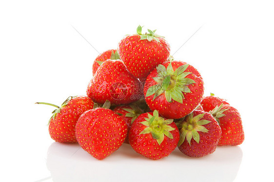 紧闭的新鲜草莓堆图片