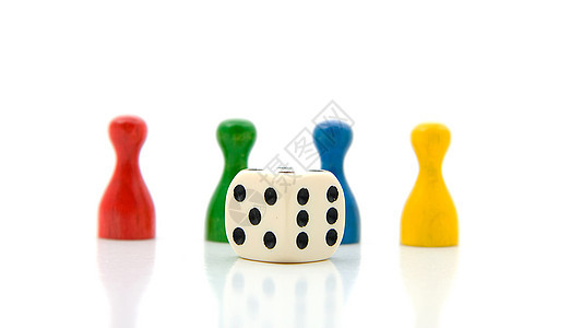 4个彩色的白骰子当铺黄色红色立方体白色介子绿色蓝色游戏乐趣图片