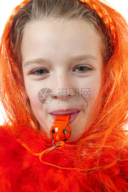 女孩扮成橙色衣服橙子配饰孩子蓝色金发女郎红色派对支持者旗帜工作室图片