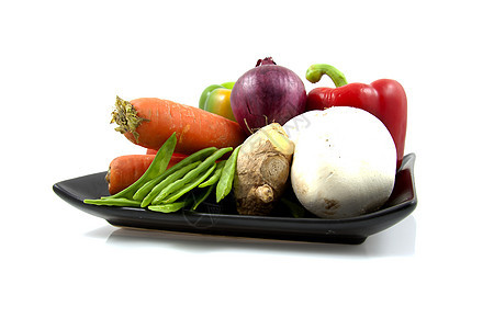 含有蔬菜的盘子菜洋葱维生素食物黑色盘子饮食辣椒背景图片