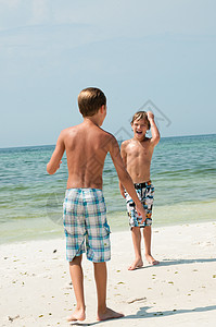海滩上两个男孩子图片