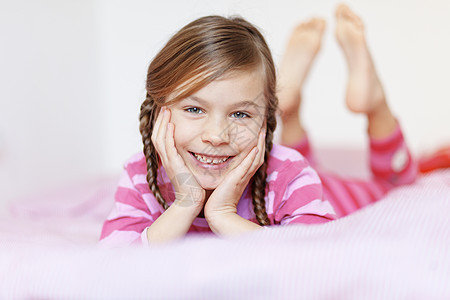 女孩在床上女儿卧室乐趣闲暇赤脚苗圃童年快乐孩子房间图片
