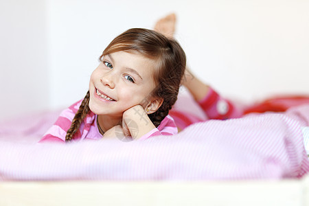 女孩在床上育儿乐趣房间快乐苗圃睡衣孩子们孩子女儿闲暇图片