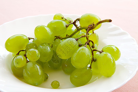 盘子上的白葡萄白色水果绿色粉色食物浆果背景图片