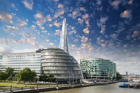 新伦敦市政厅 有泰晤士河和云天 全景日落旅游商业首都文化地标天空景观金属生活图片