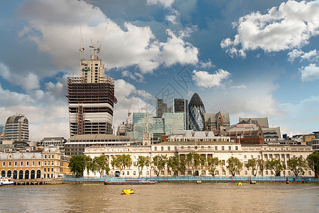 伦敦市金融中心 泰晤士河位于前方图片