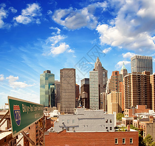 下曼哈顿天际线和高高天空大桥的美丽景色建筑天空市中心旅行建筑物港口摩天大楼旅游景观建筑学图片