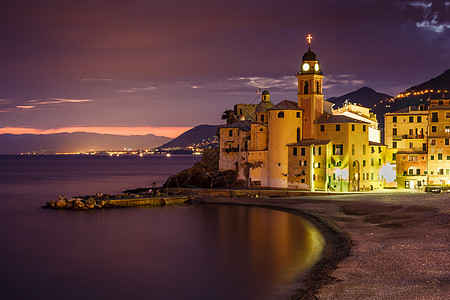 意大利利古里亚热那亚附近Camogli海滩上的教堂图片