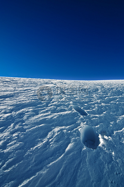 雪中脚步娱乐高山漂移雪堆蓝色脚印漂流大雪风景踪迹图片