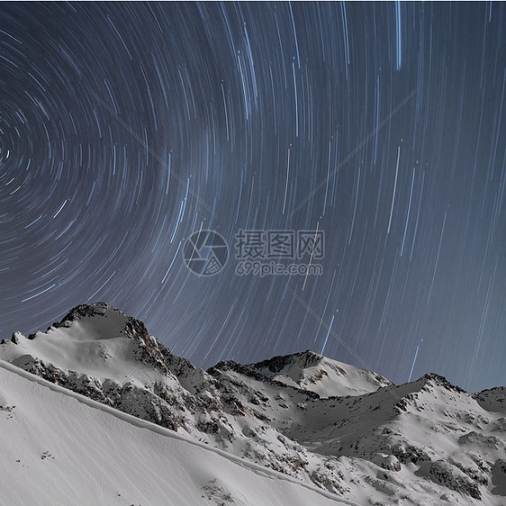 星星足迹 雪盖山峰图片