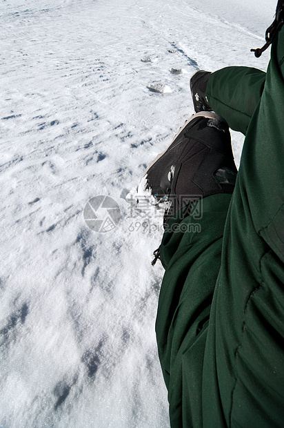 冬季登山挑战冻结顶峰风景登山者运动天空孤独男性成功图片