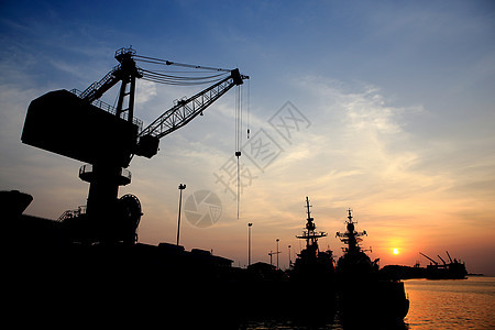 日落时码头的起重车船尾船厂后勤天空机械检修货运船运进口贸易图片
