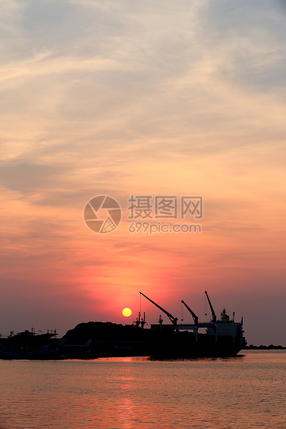 日落时货船在港口框架码头船厂进口抛光货运船运货物商业工作图片