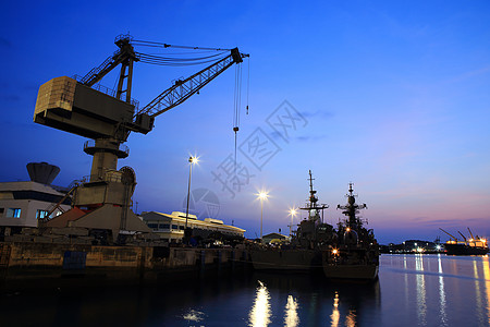 日落时码头的起重车货物尾巴出口贸易海洋后勤雕刻龙门架船运机械图片