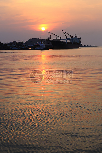 日落时货船在港口抛光货运运输技术码头后勤天空加载商业血管图片