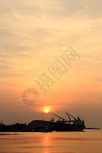日落时货船在港口货运天空加载制造业船厂技术码头框架后勤工作图片