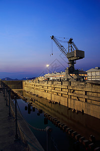 Crane靠近船坞一个覆盖的干燥码头工程船体起重机运输船厂血管维修全景货物金属图片