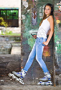 穿滚鞋的女孩斑点玩家蓝色行动音乐青少年运动女性乐趣耳机图片