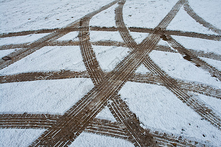 雪上积雪上的车轮轮胎足迹图片