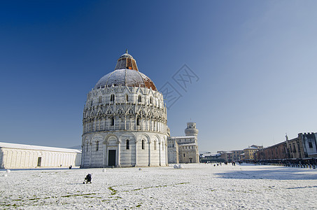 暴风雪过后在比萨的广场倾斜宗教大理石旅游建筑纪念碑历史雕像坎波天空图片