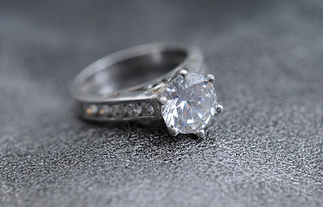 大型钻石订婚戒指图片