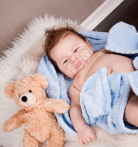 躺在毯子上可爱的婴儿小宝宝新生快乐童年家庭女儿儿子蓝色女孩拥抱微笑图片