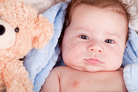 躺在毯子上可爱的婴儿小宝宝女儿家庭玩具女孩孩子蓝色喜悦皮肤男生童年图片