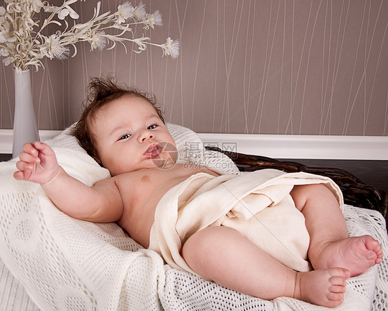 甜甜的婴儿小婴幼儿在篮子毯子上的毛毯上格子皮肤家庭童年男生快乐卫生女孩生活微笑图片