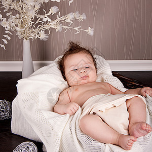 甜甜的婴儿小婴幼儿在篮子毯子上的毛毯上生活童年新生蓝色羊毛卫生家庭快乐微笑孩子图片