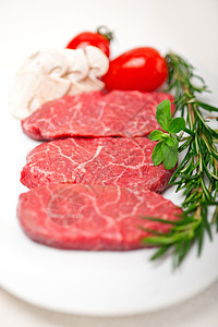 神户三扎基牛肉绿色牛扒白色午餐美食奶牛食物迷迭香红色大理石纹图片