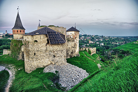 中世纪塔地标森林岩石太阳城堡蓝色小路石墙场地照片图片