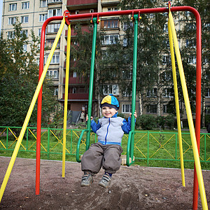 在游戏场玩耍的男孩生活乐趣游戏健身房操场幼儿园喜悦公园婴儿童年图片