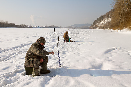 冬季捕鱼活动钓鱼天空男性男人渔夫运动闲暇爱好淡水图片