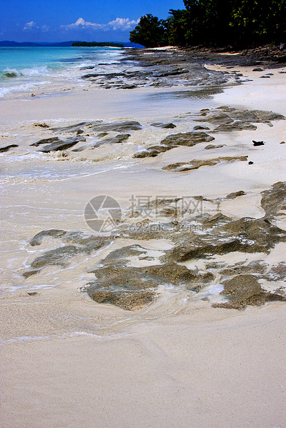 蓝蓝色 马莫科岩石波浪支撑低潮海藻石头浅蓝色爬坡海岸线天空图片