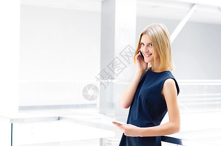 持有报告的商业妇女企业中拥有报告的妇女助手女性女士图表女孩蓝色工作秘书幸福办公室图片