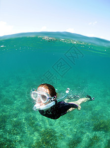 年轻女子在水下潜水图片