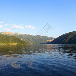 夜间湖边风景蓝色行人全景阳光假期公园旅游布雷天桥爬坡图片