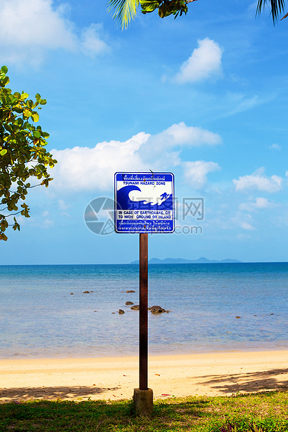 海啸疏散路线标志灾害海浪潮汐晴天金属蓝色警告信号照片标签图片