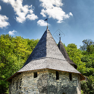 中世纪塔正方形岩石墙壁爬坡森林石墙石头阳光照片城堡图片