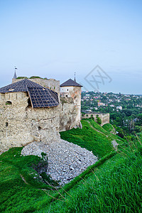 中世纪塔石墙太阳爬坡道石头城堡蓝色岩石尖塔天空小路图片