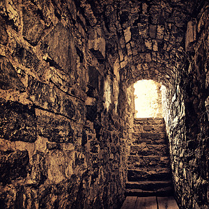 旧城堡障碍胡同石头岩石隧道黑暗窗户正方形鹅卵石建筑学背景图片