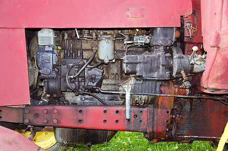 农场旧拖拉机发动机碎片图片