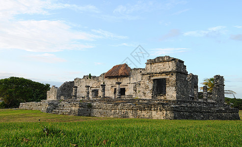古老的玛雅人废墟     逝去的神庙图片