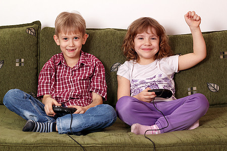 女孩和男孩玩电子游戏图片