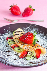 用水果煎饼巧克力冰糖饼子糖浆盘子甜点奇异果绿色红色早餐图片